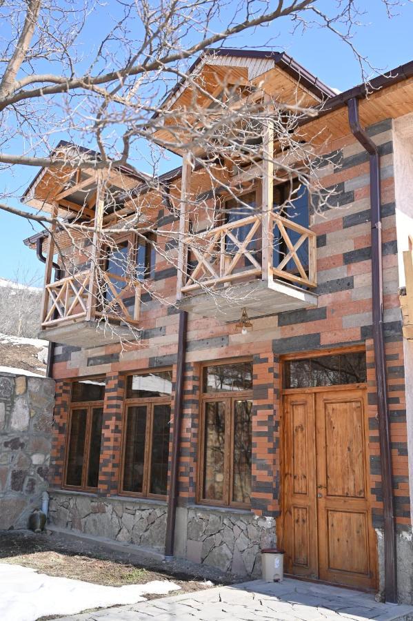 Berkri Gastro Yard & Guest House Yenokavan Exterior foto