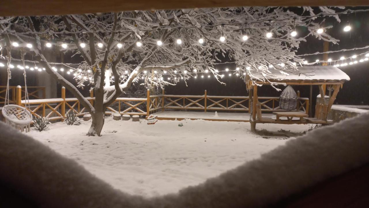 Berkri Gastro Yard & Guest House Yenokavan Exterior foto