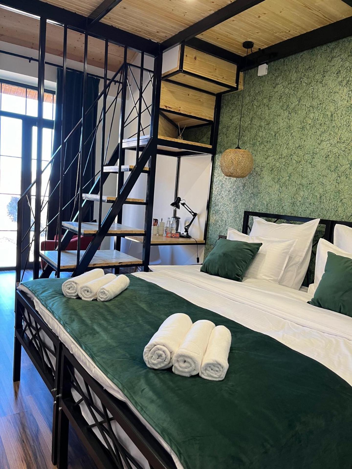 Berkri Gastro Yard & Guest House Yenokavan Exterior foto