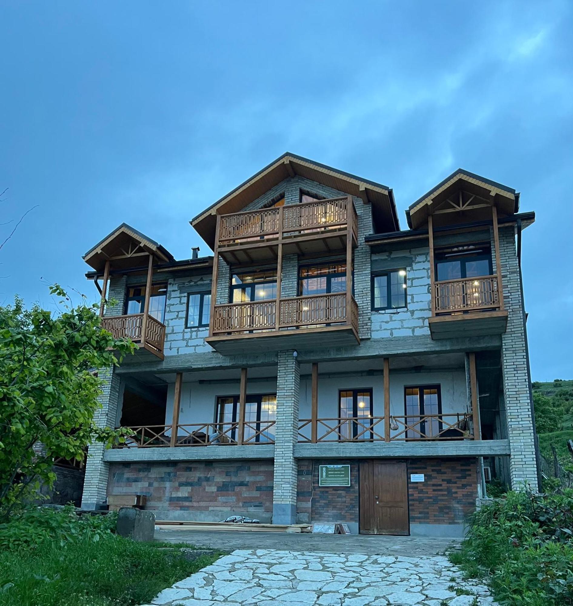 Berkri Gastro Yard & Guest House Yenokavan Exterior foto